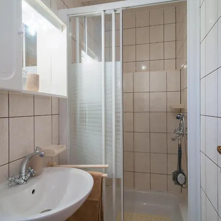 1 Bedroom Gorgeous In Apartmán Jesenice (Split-Dalmatia)